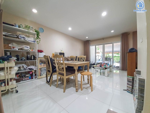 ******ทาวน์โฮมมือสอง ม.บ้านกลางเมือง พระราม9 บ้านสไตล์คนเมือง 3 ชั้น ภายในสวยมาก สภาพเทียบเท่ามือ1 มีบิ้วท์อินเค้าท์เตอร์ครัวให้แล้ว เนื้อที่ 18.5 ตร.ว. ห้องนอน 3 ห้องน้ำ 2 ที่จอดรถ แถมแอร์ 4 เครื่อง และเครื่องทำน้ำอุ่น 2 เครื่อง บนทำเลติดถนนใหญ่ ที่เชื่อมต่อถนน ถ.กาญจนาภิเษก วงแหวนกาญจนาภิเษก ใกล้ทางด่วนพระราม 9-มอเตอร์เวย์ และ แอร์พอร์ตลิ้งค์ สถานีหัวหมาก